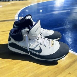 Nike 2011 Air Max Elite HighTop Basketball Shoe Navy and White flaws scuffing